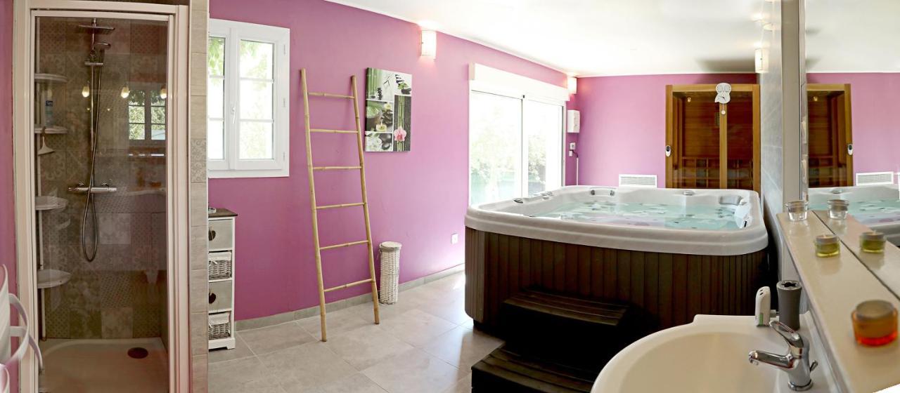 Au Coeur Du Bien-Etre, Gite Avec Piscine Chauffee Et Couverte, Spa, Sauna, Massages 몽토우 외부 사진